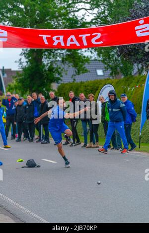 Un membre de l'équipe italienne lance, Championnat d'Europe 2022 Boßeln ou balle de tir à Süderhastedt Dithmarschen, Schleswig-Holstein, Allemagne du Nord Banque D'Images