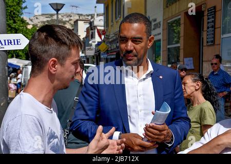 Marseille, France. 28th mai 2022. A déclaré les campagnes d'Ahamada (R) sur le marché de l'Estaque à Marseille. Le député sortant Said Ahamada, représentant la majorité gouvernementale, est candidat aux élections législatives dans le district de Marseille en 7th qui auront lieu sur 12 juin et 19, 2022. (Photo de Gerard Bottino/SOPA Images/Sipa USA) crédit: SIPA USA/Alay Live News Banque D'Images