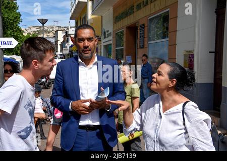 Marseille, France. 28th mai 2022. A déclaré les campagnes d'Ahamada (C) sur le marché de l'Estaque à Marseille. Le député sortant Said Ahamada, représentant la majorité gouvernementale, est candidat aux élections législatives dans le district de Marseille en 7th qui auront lieu sur 12 juin et 19, 2022. (Photo de Gerard Bottino/SOPA Images/Sipa USA) crédit: SIPA USA/Alay Live News Banque D'Images