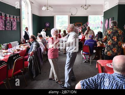 Ironbridge, Shropshire, Royaume-Uni. 3 juin 2022. Danse du thé Platinum Jubilee de la Reine. Ironbridge et Coalbrookdale Civic Society Platinum Jubilee thé danse à l'hôtel Tonntine.Credit: Dave Bagnall /Alamy Live News Banque D'Images