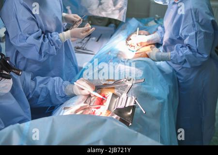 Équipe de médecins professionnels opérant un patient effectuant une chirurgie à cœur ouvert en salle chirurgicale. Concept de soins de santé et d'intervention médicale. Banque D'Images