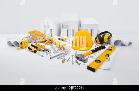 Concept de plan de construction de maison. Outils pour le travail de construction. Maisons modèles architecturales, chapeau dur jaune, mètre et niveau esprit au-dessus du plan avec jambon Banque D'Images