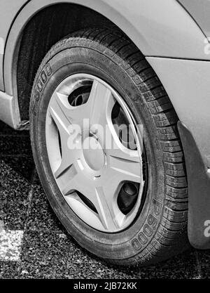 Roues et jantes d'une voiture sportive en gris ou argent sur l'autoroute speedway en Basse-Saxe Allemagne. Banque D'Images