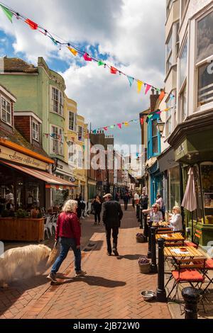 Vues sur George Street, Hastings Old Town, une rue commerçante animée, East Sussex, Royaume-Uni Banque D'Images