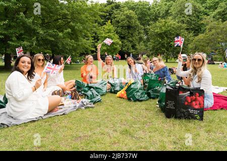 Londres, Royaume-Uni, 3rd juin 2022. Rassemblement de la foule le jour 2 de la célébration du jubilé de platine. Crédit : glosszoom/Alamy Live News Banque D'Images