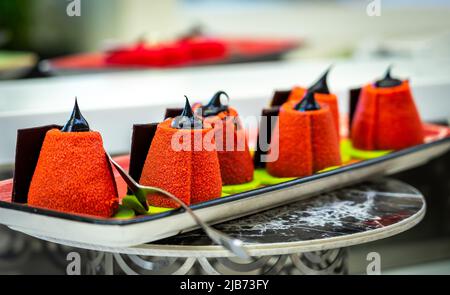 petits gâteaux, rouleau de chocolat couvert de sucre sur une assiette dans un restaurant Banque D'Images