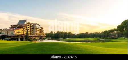 Belek, Turquie - 13 mai 2022: Sueno Hotel golf Belek avec beau parcours de golf. Club de golf de Sueno dans la station de Sueno à Belek, Turquie Banque D'Images