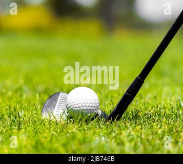 Club de fer de golf prêt à frapper une balle sur l'herbe verte sur le terrain de golf Banque D'Images