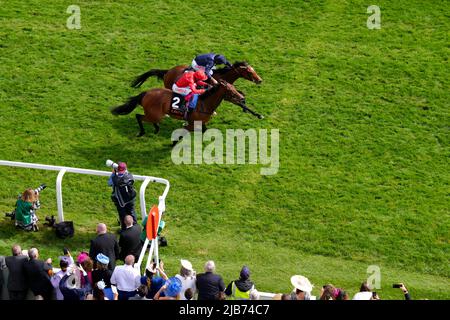 Mardi, criblé par le jockey Ryan Moore (top, Dark Silks) bat Emily Upjohn, criée par le jockey Frankie Dettori, pour gagner le Cazoo Oaks on Ladies Day pendant le Cazoo Derby Festival 2022 à l'hippodrome d'Epsom, Surrey. Date de la photo: Vendredi 3 juin 2022. Banque D'Images