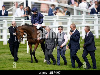 Ryan Moore réagit après avoir remporté la course de Cazoo Oaks mardi à la Ladies Day pendant le Cazoo Derby Festival 2022 à l'hippodrome d'Epsom, Surrey. Date de la photo: Vendredi 3 juin 2022. Banque D'Images