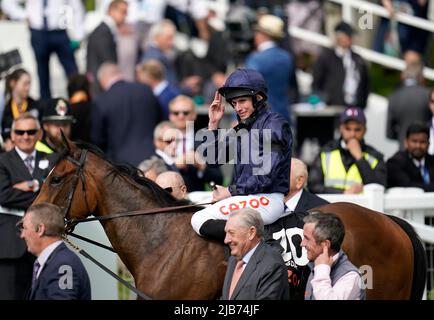 Ryan Moore réagit après avoir remporté la course de Cazoo Oaks mardi à la Ladies Day pendant le Cazoo Derby Festival 2022 à l'hippodrome d'Epsom, Surrey. Date de la photo: Vendredi 3 juin 2022. Banque D'Images