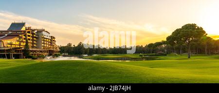 Belek, Turquie - 13 mai 2022: Sueno Hotel golf Belek avec beau parcours de golf. Club de golf de Sueno dans la station de Sueno à Belek, Turquie Banque D'Images