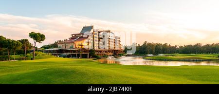 Belek, Turquie - 13 mai 2022: Sueno Hotel golf Belek avec beau parcours de golf. Club de golf de Sueno dans la station de Sueno à Belek, Turquie Banque D'Images