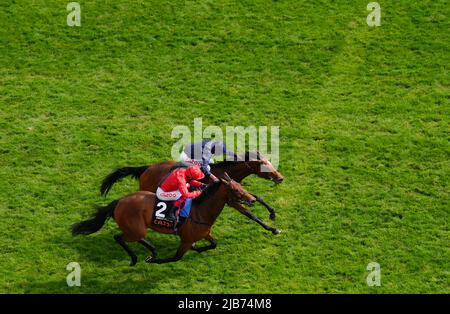 Mardi, criblé par le jockey Ryan Moore (top, Dark Silks) bat Emily Upjohn, criée par le jockey Frankie Dettori, pour gagner le Cazoo Oaks on Ladies Day pendant le Cazoo Derby Festival 2022 à l'hippodrome d'Epsom, Surrey. Date de la photo: Vendredi 3 juin 2022. Banque D'Images