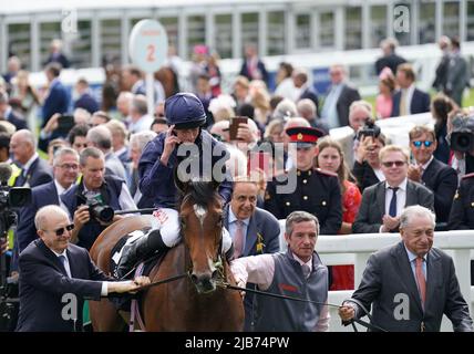 Ryan Moore réagit après avoir remporté la course de Cazoo Oaks mardi à la Ladies Day pendant le Cazoo Derby Festival 2022 à l'hippodrome d'Epsom, Surrey. Date de la photo: Vendredi 3 juin 2022. Banque D'Images
