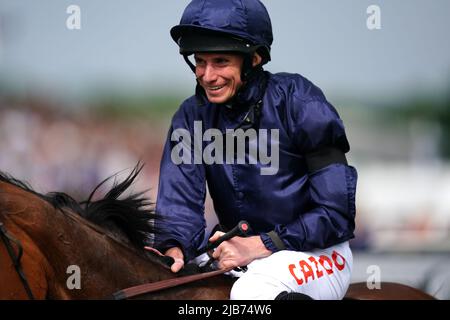 Ryan Moore réagit après avoir remporté le Cazoo Oaks on Ladies Day mardi lors du Cazoo Derby Festival 2022 à Epsom Racecourse, Surrey. Date de la photo: Vendredi 3 juin 2022. Banque D'Images