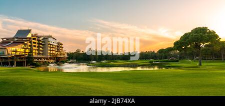 Belek, Turquie - 13 mai 2022: Sueno Hotel golf Belek avec beau parcours de golf. Club de golf de Sueno dans la station de Sueno à Belek, Turquie Banque D'Images