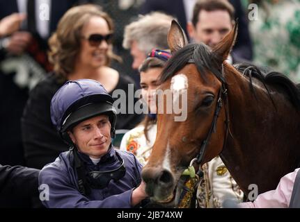 Ryan Moore réagit après avoir remporté la course de Cazoo Oaks mardi à la Ladies Day pendant le Cazoo Derby Festival 2022 à l'hippodrome d'Epsom, Surrey. Date de la photo: Vendredi 3 juin 2022. Banque D'Images