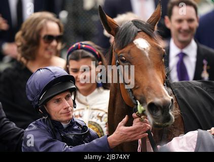 Ryan Moore réagit après avoir remporté la course de Cazoo Oaks mardi à la Ladies Day pendant le Cazoo Derby Festival 2022 à l'hippodrome d'Epsom, Surrey. Date de la photo: Vendredi 3 juin 2022. Banque D'Images