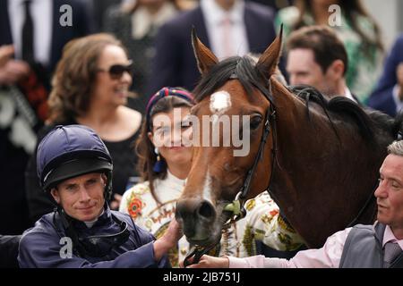 Ryan Moore réagit après avoir remporté la course de Cazoo Oaks mardi à la Ladies Day pendant le Cazoo Derby Festival 2022 à l'hippodrome d'Epsom, Surrey. Date de la photo: Vendredi 3 juin 2022. Banque D'Images