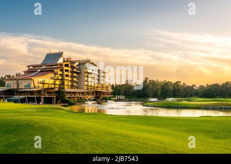 Belek, Turquie - 13 mai 2022: Sueno Hotel golf Belek avec beau parcours de golf. Club de golf de Sueno dans la station de Sueno à Belek, Turquie Banque D'Images