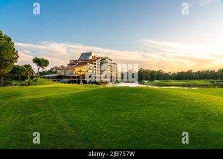 Belek, Turquie - 13 mai 2022: Sueno Hotel golf Belek avec beau parcours de golf. Club de golf de Sueno dans la station de Sueno à Belek, Turquie Banque D'Images