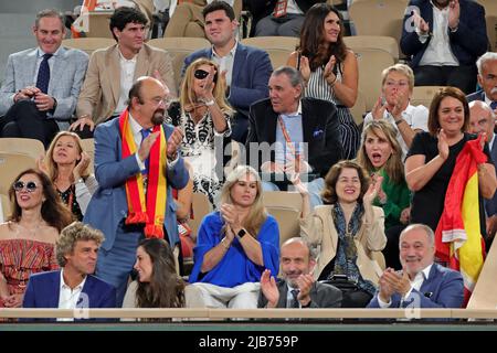 Paris, France. 03rd juin 2022. 3rd juin 2022; Roland Garros, Paris, France: Tournoi de tennis ouvert français: Fans espagnols applaudissent Rafael Nadal (ESP) après avoir remporté le premier jeu de crédits: Action plus Sports Images/Alamy Live News crédit: Action plus Sports Images/Alamy Live News Banque D'Images