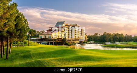 Belek, Turquie - 13 mai 2022: Sueno Hotel golf Belek avec beau parcours de golf. Club de golf de Sueno dans la station de Sueno à Belek, Turquie Banque D'Images