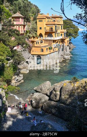 Vue panoramique sur la baie de Baia Cannone, avec des touristes sur la petite plage et le bord de mer, villas de luxe, Portofino, Gênes, Ligurie, Italie Banque D'Images