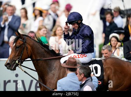 Ryan Moore réagit après avoir remporté la course de Cazoo Oaks mardi à la Ladies Day pendant le Cazoo Derby Festival 2022 à l'hippodrome d'Epsom, Surrey. Date de la photo: Vendredi 3 juin 2022. Banque D'Images