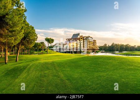 Belek, Turquie - 13 mai 2022: Sueno Hotel golf Belek avec beau parcours de golf. Club de golf de Sueno dans la station de Sueno à Belek, Turquie Banque D'Images