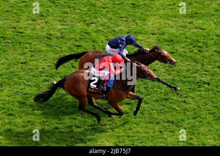 Mardi, criblé par le jockey Ryan Moore (top, Dark Silks) bat Emily Upjohn, criée par le jockey Frankie Dettori, pour gagner le Cazoo Oaks on Ladies Day pendant le Cazoo Derby Festival 2022 à l'hippodrome d'Epsom, Surrey. Date de la photo: Vendredi 3 juin 2022. Banque D'Images