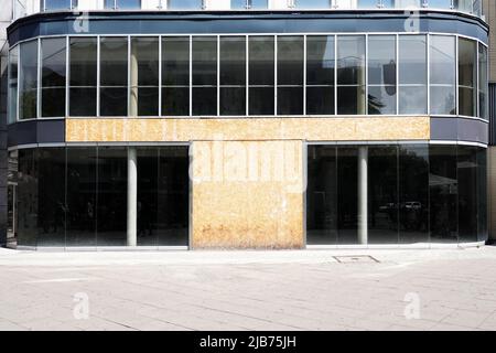 biens immobiliers commerciaux vacants avec vitrine moderne en verre après la fermeture de l'entreprise Banque D'Images