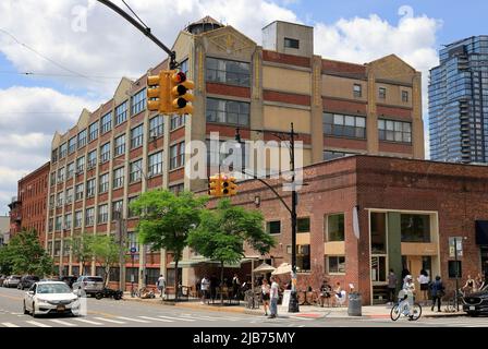 Les condominiums Pencil Factory sont situés dans l'ancien bâtiment de l'usine Eberhard Faber Pencil Company le long de Greenpoint Avenue.Greenpoint.Brooklyn.New York City.USA Banque D'Images