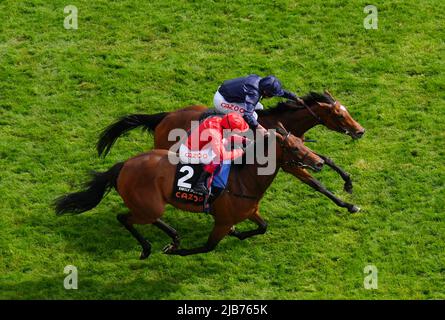 Mardi, criblé par le jockey Ryan Moore (top, Dark Silks) bat Emily Upjohn, criée par le jockey Frankie Dettori, pour gagner le Cazoo Oaks on Ladies Day pendant le Cazoo Derby Festival 2022 à l'hippodrome d'Epsom, Surrey. Date de la photo: Vendredi 3 juin 2022. Banque D'Images