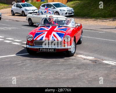 Jubilé de platine et défilé du centenaire de la salle de village à Wethersfield Essex, Royaume-Uni. Un MGB avec un raccord Jack sur le capot prend part Banque D'Images