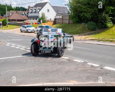 Jubilé de platine et défilé du centenaire de la salle de village à Wethersfield Essex, Royaume-Uni. Une voiture ouverte Talbot est présente Banque D'Images