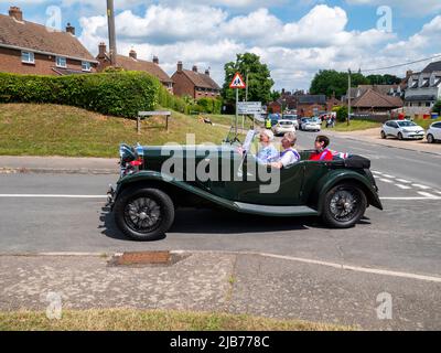 Jubilé de platine et défilé du centenaire de la salle de village à Wethersfield Essex, Royaume-Uni. Voiture ouverte Talbot Banque D'Images