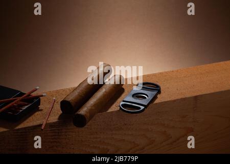 Siesta. Deux cigares et allumettes sur le fond en bois. Banque D'Images