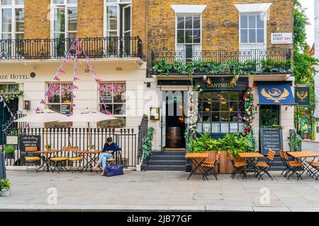 LONDRES, Royaume-Uni - 03 JUIN 2022 : le quartier de Belgravia à Londres est un quartier riche connu pour ses boutiques chics et ses restaurants haut de gamme Banque D'Images