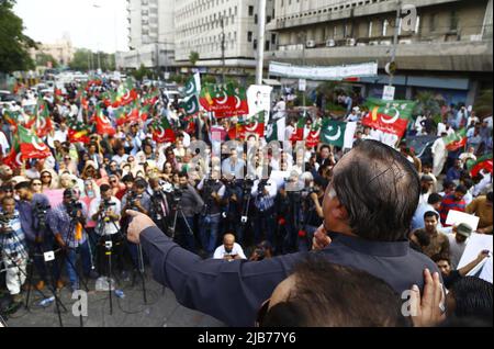 L'ancien gouverneur Sindh et le chef de Tehreek-e-Insaf (PTI), Imran Ismail, s'adresse lors de la manifestation de protestation de PTI contre la hausse des prix des produits pétroliers et autres produits essentiels, au club de presse de Karachi vendredi, à 03 juin 2022. Banque D'Images