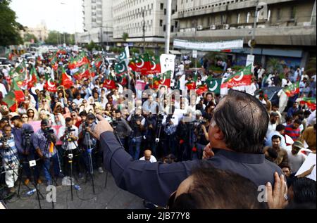 L'ancien gouverneur Sindh et le chef de Tehreek-e-Insaf (PTI), Imran Ismail, s'adresse lors de la manifestation de protestation de PTI contre la hausse des prix des produits pétroliers et autres produits essentiels, au club de presse de Karachi vendredi, à 03 juin 2022. Banque D'Images