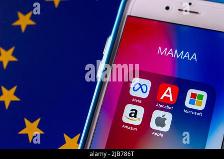 Kumamoto, JAPON - 11 mai 2022 : MAMAAA (GAFA Big Tech, Meta Platform Inc., Alphabet Inc., Microsoft, Amazon et Apple) sur un iPhone sur un drapeau européen bg. Banque D'Images