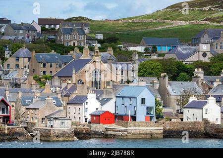 Maisons au bord de l'eau dans le port de Stromness, Orkney continent, Orkney Islands, Écosse. Banque D'Images