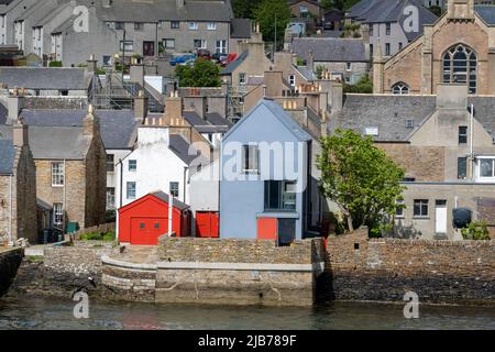 Maisons au bord de l'eau dans le port de Stromness, Orkney continent, Orkney Islands, Écosse. Banque D'Images