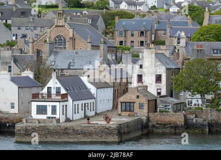 Maisons au bord de l'eau dans le port de Stromness, Orkney continent, Orkney Islands, Écosse. Banque D'Images