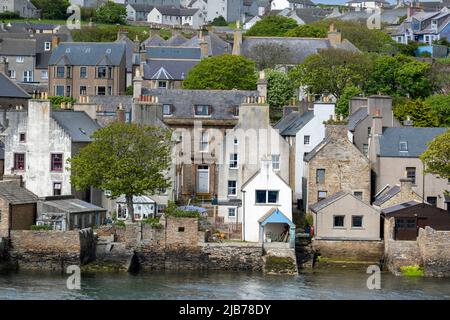 Maisons au bord de l'eau dans le port de Stromness, Orkney continent, Orkney Islands, Écosse. Banque D'Images