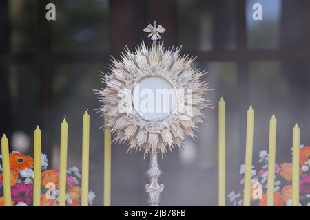 Olensory pour le culte lors d'une cérémonie d'église catholique - adoration au Saint Sacrement, Église catholique, Sainte heure eucharistique, semaine Sainte Banque D'Images