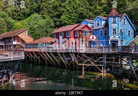 Ketchikan, Alaska, Etats-Unis - 17 juillet 2011: Blue Villa Machini et Red Perfect partenaires commerces de détail maisons construites sur pilotis dans la rue Creek le long de la c Banque D'Images