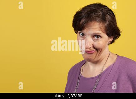 Incremousous belle femme mûre dans le chemisier violet Banque D'Images